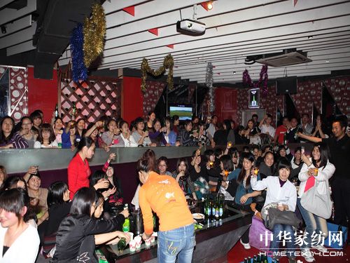 ����Ҿ�2010�ꃞ(y��u)��T���C��(ji��ng)���(hu��)�A�M�xĻ