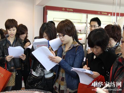 �Ϸ����2011�ﶬ��Ʒ�u(p��ng)����(hu��)���_