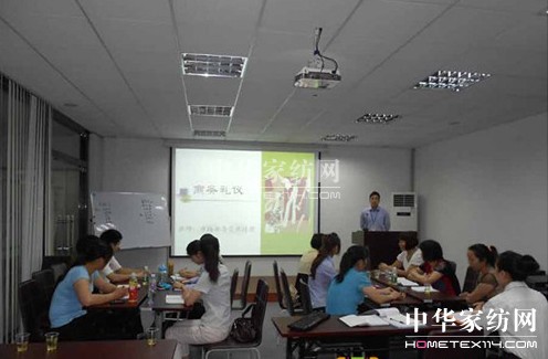 貝多絲開展導(dǎo)購(gòu)員知識(shí)專業(yè)培訓(xùn)