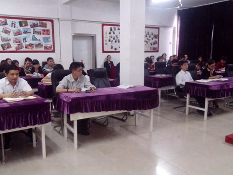 艾莎家紡員工參加公司制度及禮儀培訓(xùn)