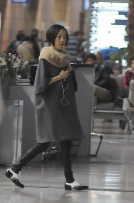 43歲陳魯豫機(jī)場暴瘦身材再惹非議