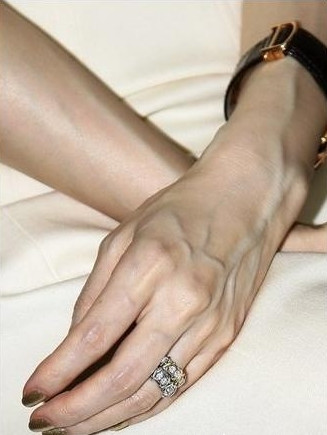 43歲陳魯豫機(jī)場暴瘦身材再惹非議