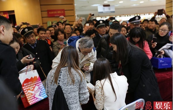 伊能靜新書簽售會熱擁爺爺粉絲