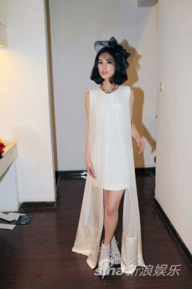 黃圣依時尚裝扮俏麗短發(fā)顯灑脫