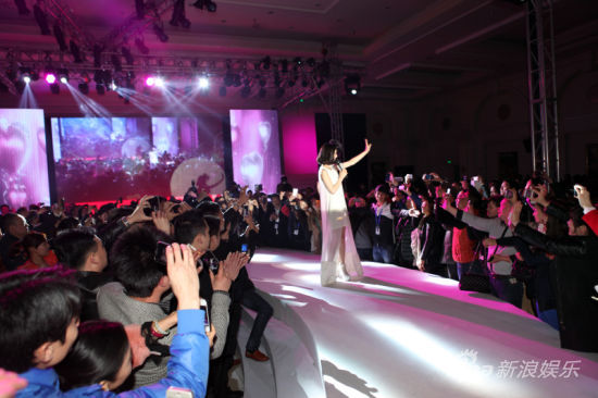 黃圣依時尚裝扮俏麗短發(fā)顯灑脫