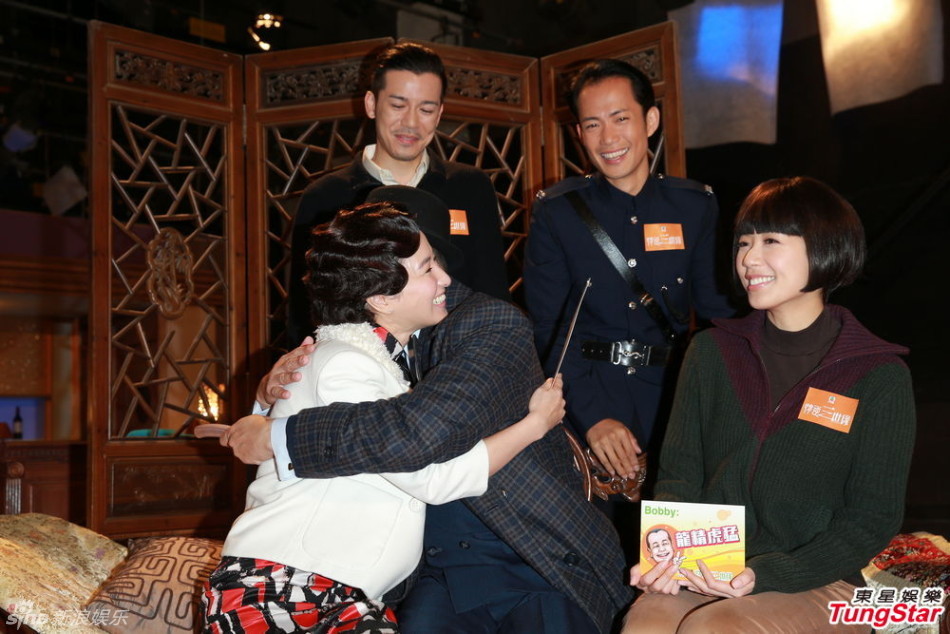 歐陽震華復(fù)工與關(guān)詠荷等合影