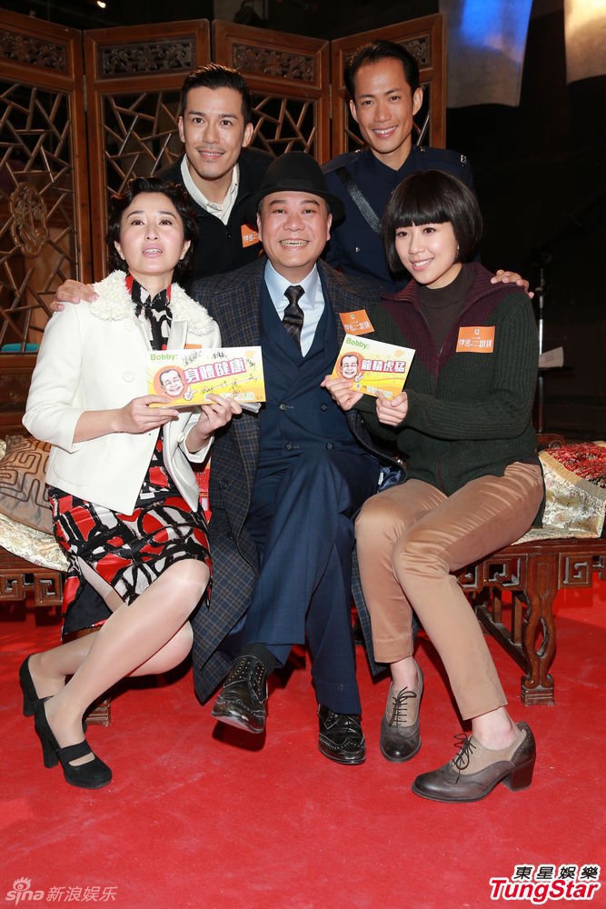 歐陽震華復(fù)工與關(guān)詠荷等合影