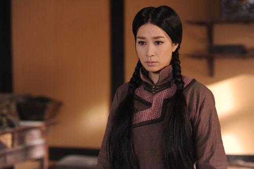 佘詩曼冒風(fēng)沙拍"建元"保濕有高招