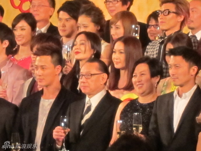 英皇春茗晚宴溫碧霞艷壓全場(chǎng)