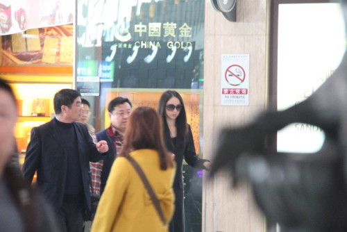 董璇現(xiàn)身機(jī)場(chǎng)疑赴橫店探望高云翔