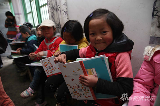 伊能靜投身公益帶領(lǐng)孩子們讀書