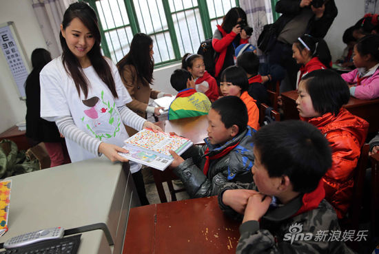 伊能靜投身公益帶領(lǐng)孩子們讀書