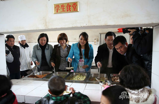 伊能靜投身公益帶領(lǐng)孩子們讀書