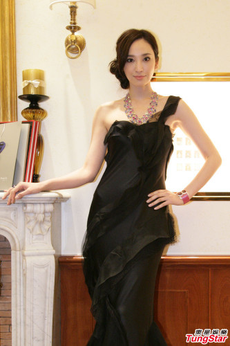 吳佩慈巴黎返臺(tái)走秀嘆無(wú)人送珠寶