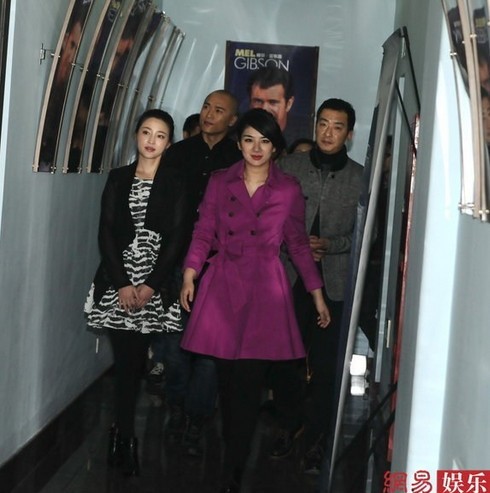 黃奕產(chǎn)后復(fù)出走樓梯獲眾人護(hù)駕