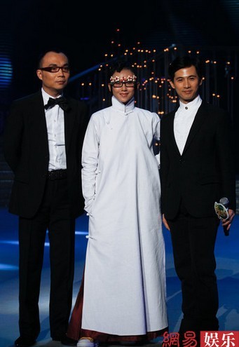 楊麗萍中式褂袍配花邊框鏡現(xiàn)身