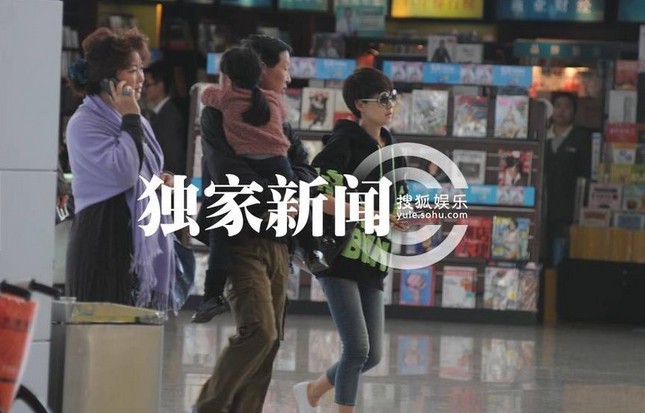 馬伊琍舉家出游現(xiàn)身機場 不見文章