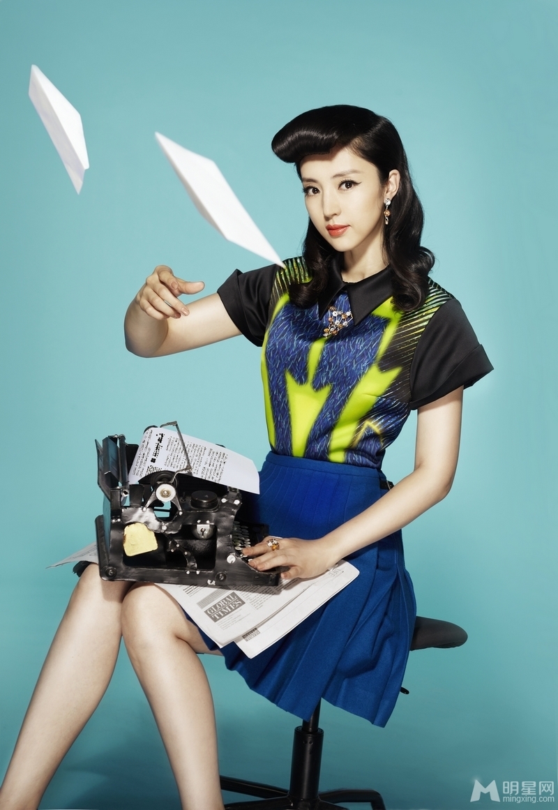 董璇秀美時(shí)尚寫真