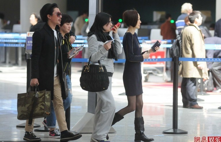 陳魯豫著黑絲現(xiàn)身機場