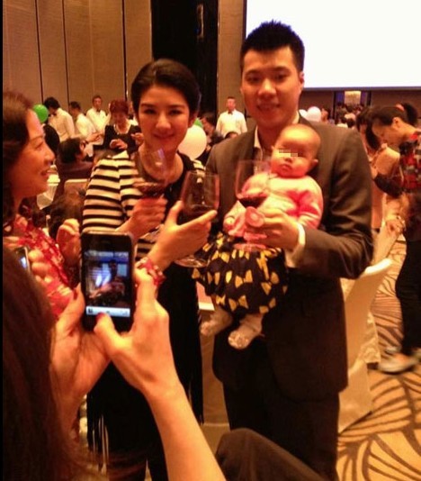 黃奕女兒“百日宴”內(nèi)場圖曝光