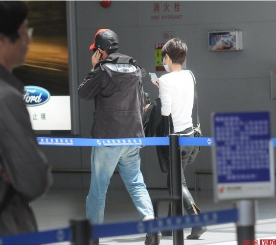 文章馬伊琍夫婦現(xiàn)身機(jī)場(chǎng)