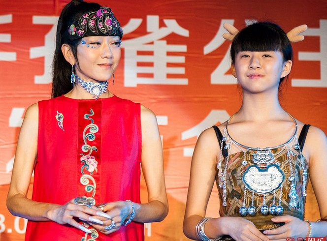 楊麗萍攜外甥女出席代言活動(dòng)