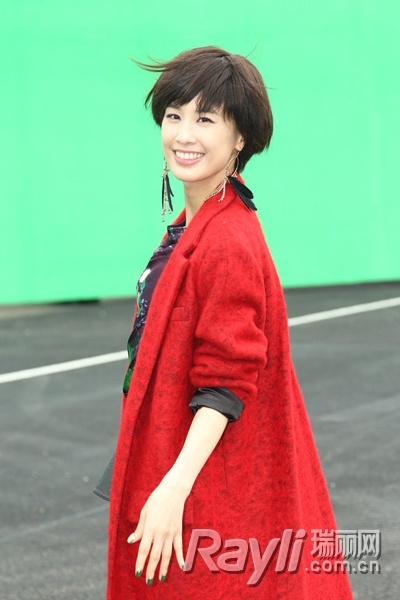 黃圣依戀上短發(fā)"金龜子"發(fā)型惹爭(zhēng)議