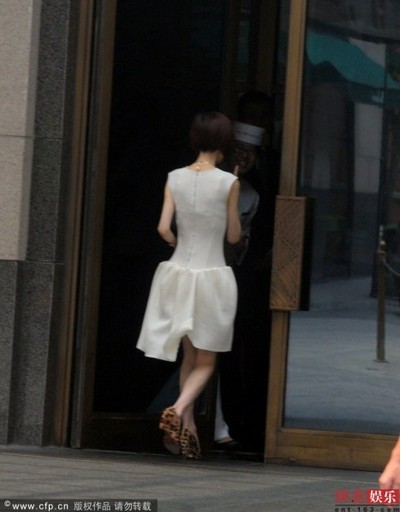 陳魯豫著短裙獨(dú)自現(xiàn)身酒店