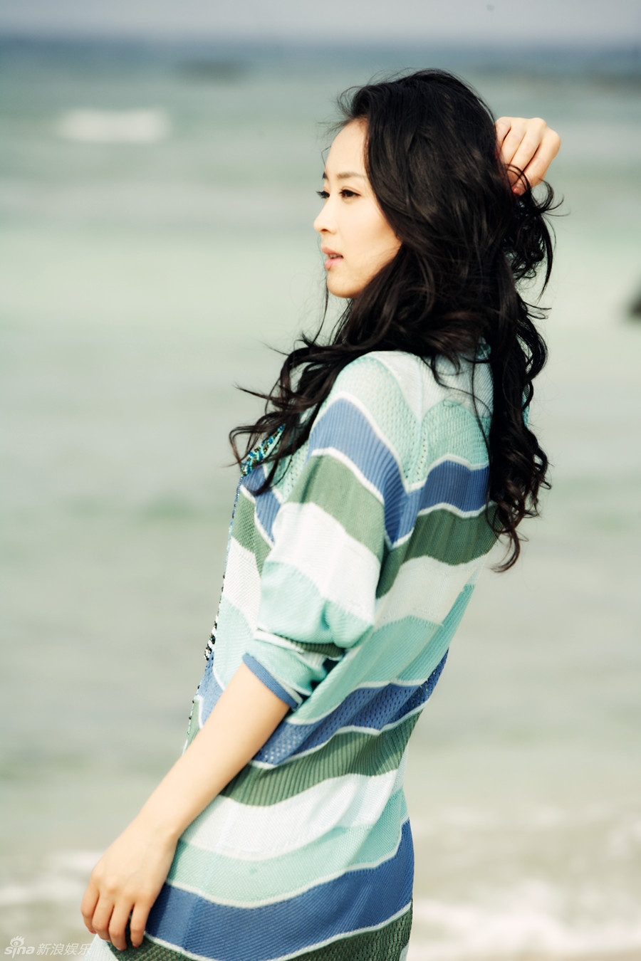 王艷海邊唯美靚照清新不輸少女