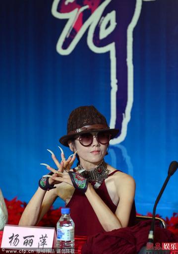 楊麗萍出席活動(dòng)長(zhǎng)指甲似“梅超風(fēng)”