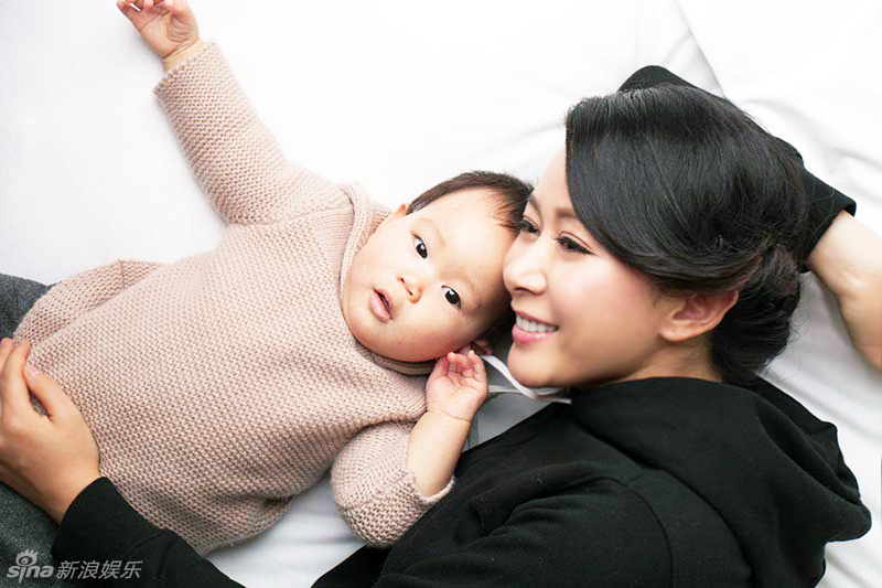 張恒攜女登雜志享受親子陽光