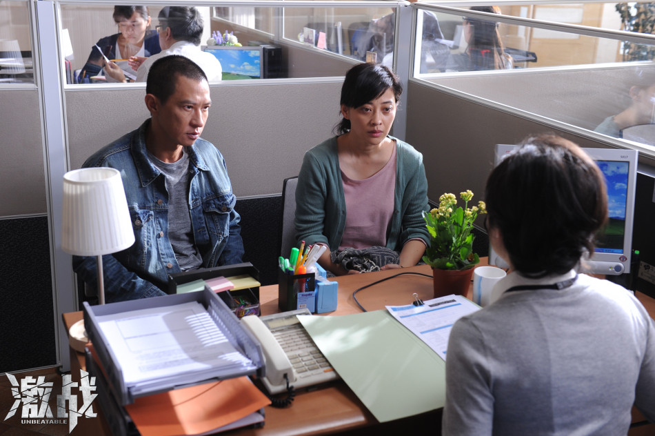 "激戰(zhàn)"劇照梅婷飾演命運(yùn)多舛的母親