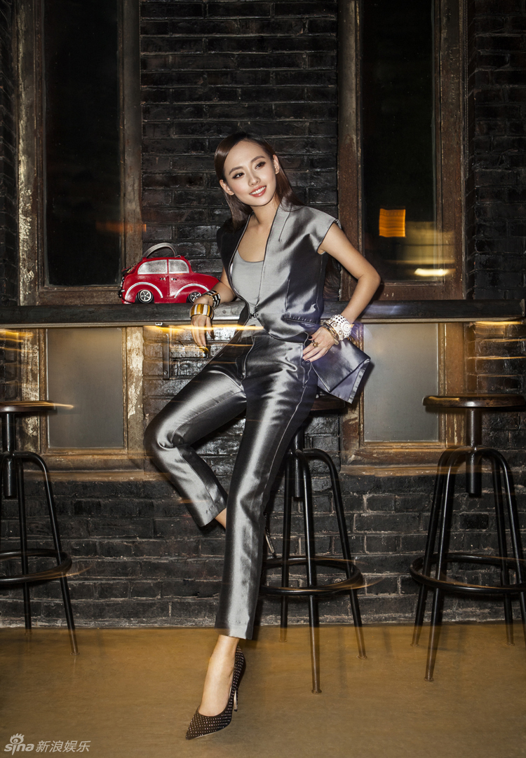 張嘉倪雜志寫真百變風大秀美腿