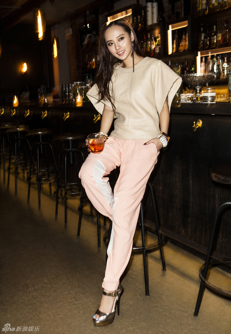 張嘉倪雜志寫真百變風大秀美腿