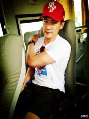 陸毅曬妻女出游照4歲女兒身材修長