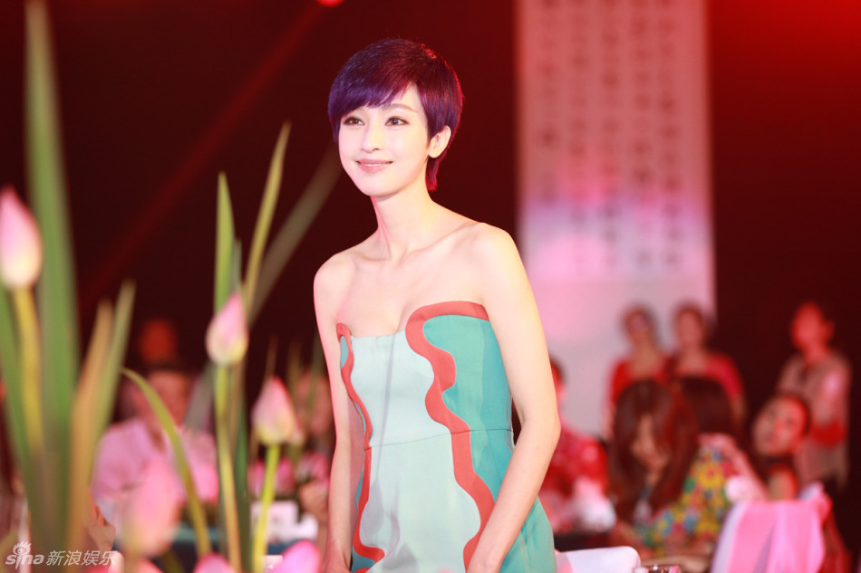 張儷抹胸連體褲亮相時尚活動