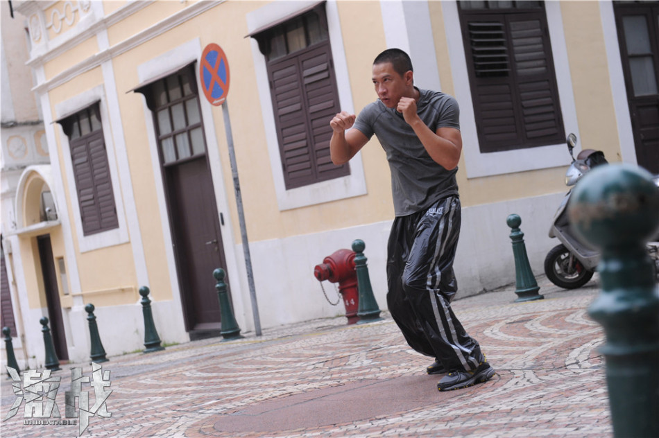 "激戰(zhàn)"曝張家輝訓練照海邊扛油桶石墩