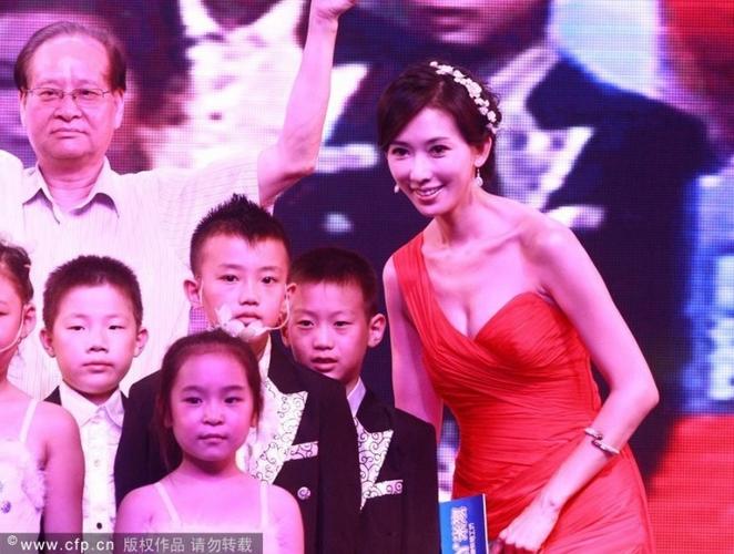 林志玲低胸?fù)平鹪饽蟹劢z熊抱