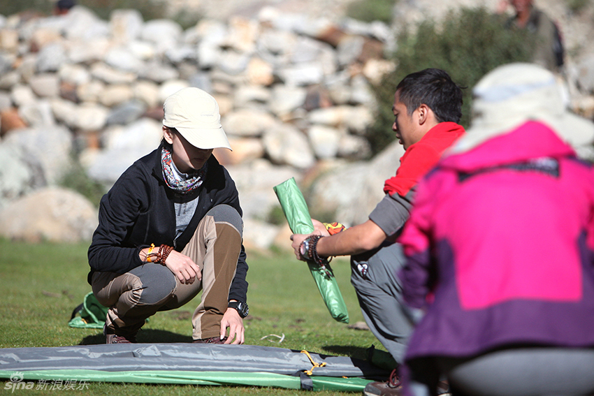 陳坤行走團(tuán)隊(duì)遇冰雹董潔膝傷被迫下撤