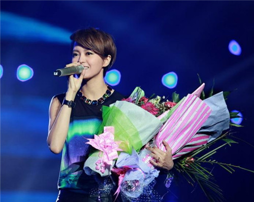 梁詠琪黑衣皮褲酷勁十足