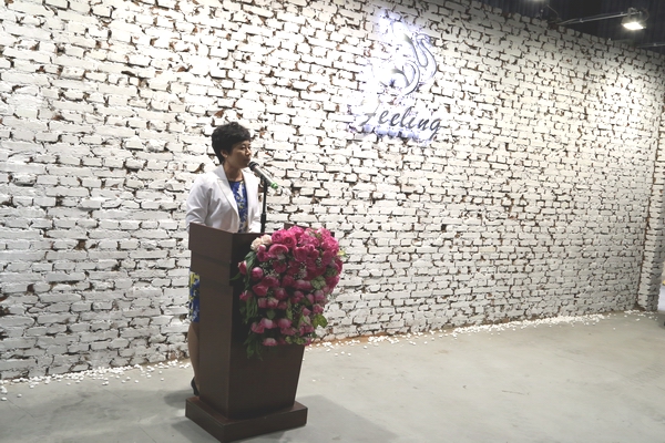 `Ҋ----FEELINGƷưl(f)ڱHˇg@^(q)e